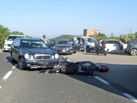 Foto do acidente entre a moto de George Clooney e uma Mercedes na Sardenha, na Itália - Polícia de Olba/Divulgação