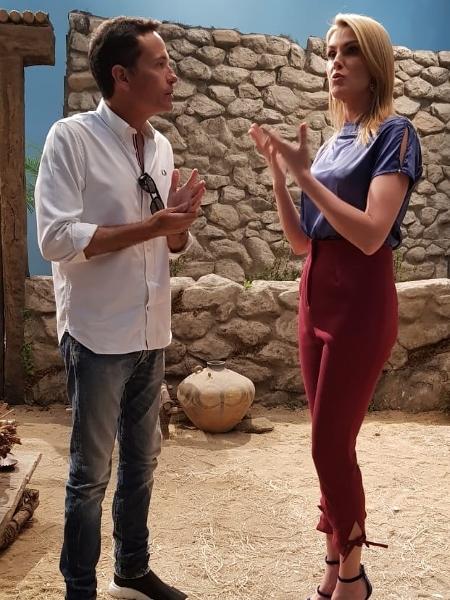 Ana Hickmann entrevista Edgard Miranda, diretor da novela "Jesus" - Divulgação/Record - Divulgação/Record