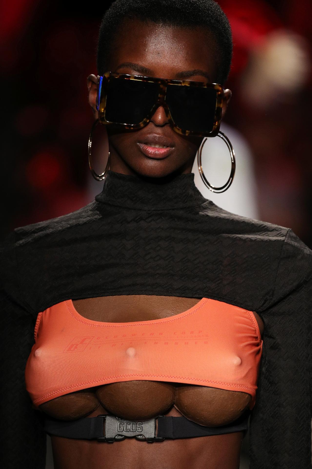 Modelos com três seios sobem à passarela na Semana de Moda de Milão - Getty Images