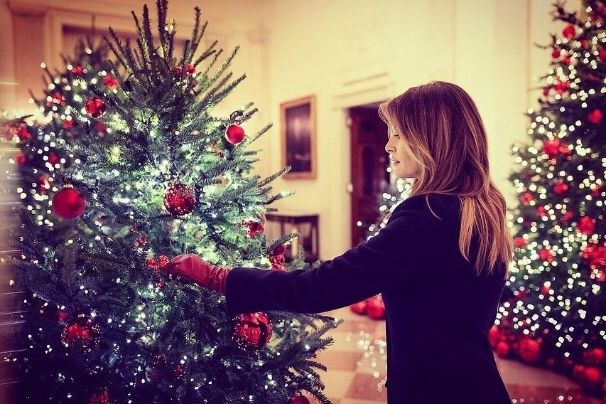 Melania Trump decorou a Casa Branca com árvores tradicionais e algumas vemelhas - Reprodução/Instagram