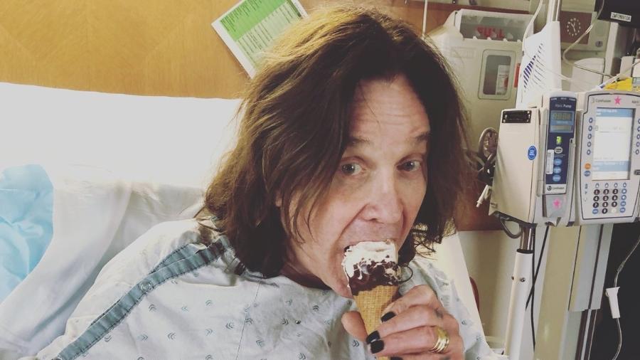 Ozzy toma sorvete no hospital em uma de suas várias internações nos Estados Unidos - Reprodução/Instagram