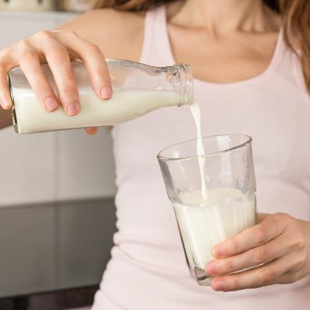 Versão desnatada do leite é a mais recomendada para quem está de dieta e/ou precisa reduzir gordura da alimentação - iStock