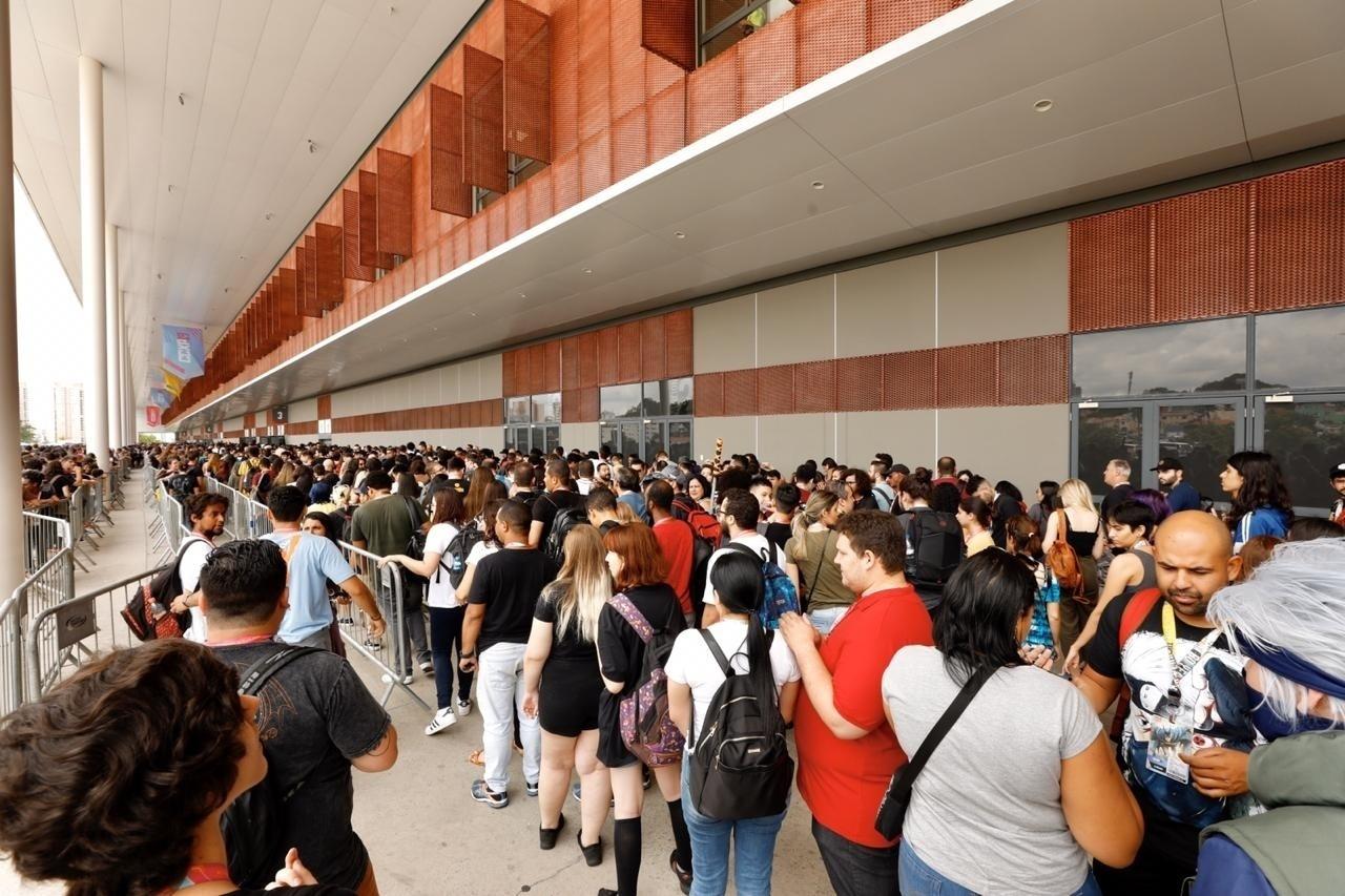 Público faz fila para a entrada no primeiro dia da CCXP 2019 - Mariana Pekin/UOL