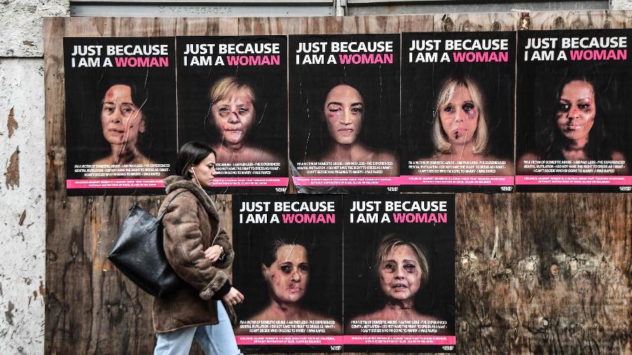 "Só porque eu sou uma mulher", série de obras do artista aleXsandro Palombo, em que retrata algumas das mulheres protagonistas da política mundial como vítimas de violência de gênero, no centro de Milão - Miguel MEDINA / AFP