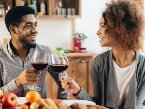 Que tal preparar uma noite romântica em casa? Veja dicas para cada signo