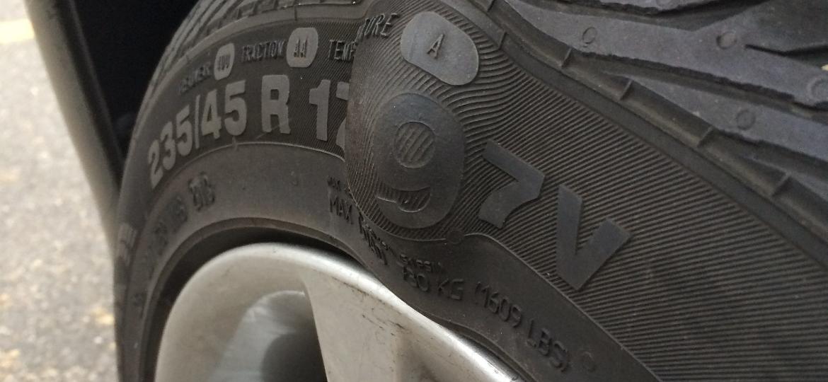 Bolhas e outros problemas no pneu indicam que troca é mais do que necessária - Divulgação/Continental