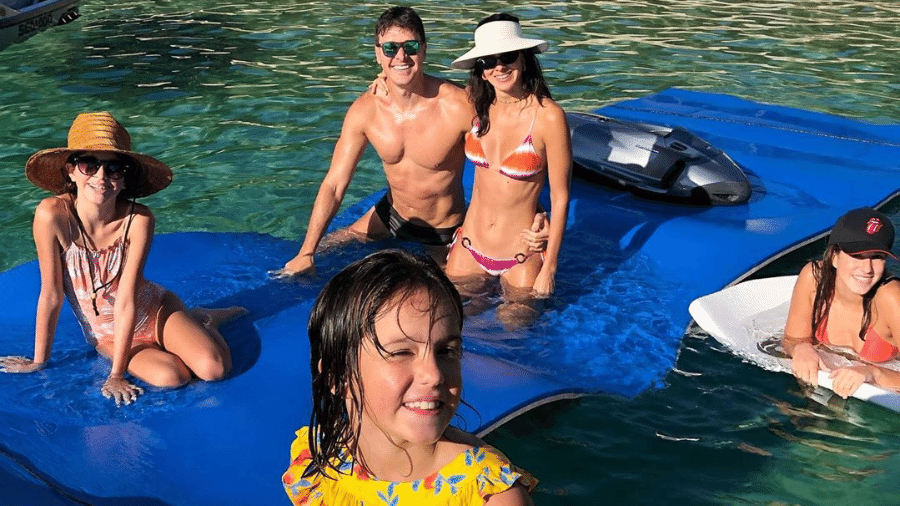 Rodrigo Faro curte praia com a mulher e as filhas - Divulgação/Instagram @rodrigofaro