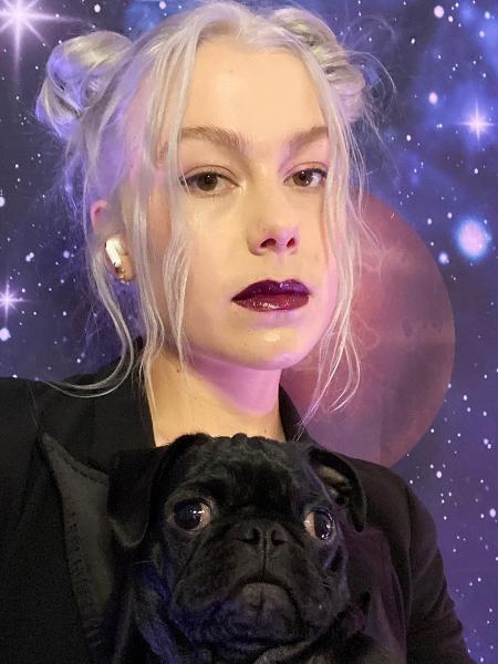 Phoebe Bridgers com a sua cachorrinha, Maxine - Reprodução/Instagram