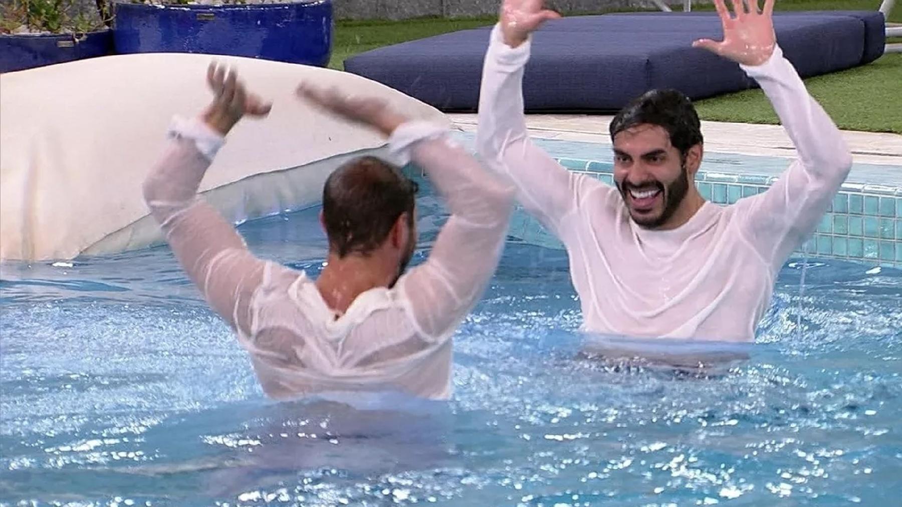 BBB 21: Caio e Rodolffo comemoram na piscina - Reprodução/Globoplay