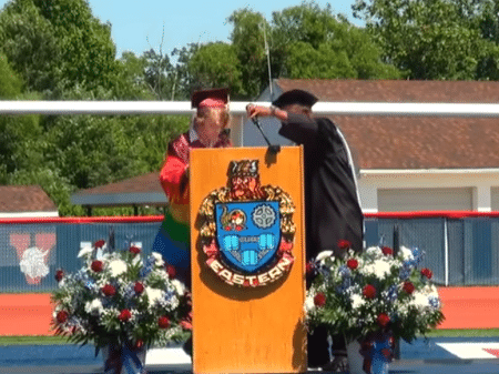 Bryce Dershem, orador da formatura que teve discurso interrompido ao falar sobre ser aluno LGBTQIA+ nos EUA - Reprodução/YouTube