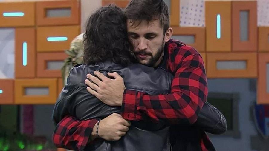 BBB 21: Abraço de Fiuk e Arthur após briga - Reprodução/TV Globo