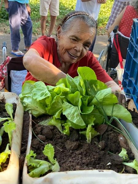 Os idosos se sentem renovados e úteis quando percebem que plantaram, colheram e se alimentaram da horta - Arquivo pessoal