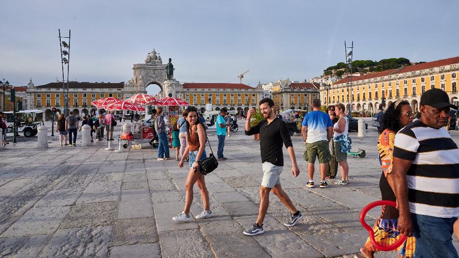 Turistas aproveitando o fim de restrições em Lisboa, Portugal - Getty Images