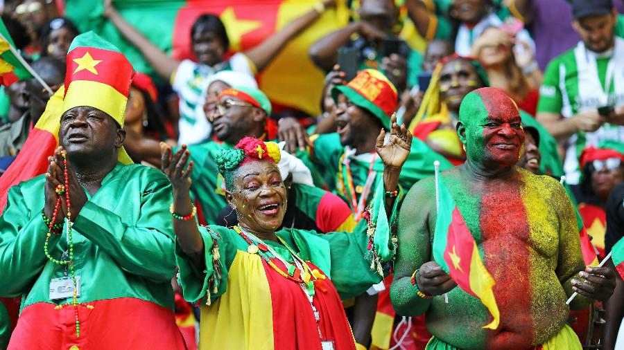 Torcedores de Camarões durante Camarões x Sérvia, pela 2ª rodada do Grupo G da Copa do Mundo - Fabio Ferrari/LaPresse/DiaEsportivo/Folhapress