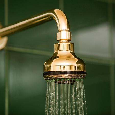 Golden shower significa "banho dourado", e consiste em urinar sobre o parceiro, vê-lo urinando ou simplesmente sentir o cheiro da urina