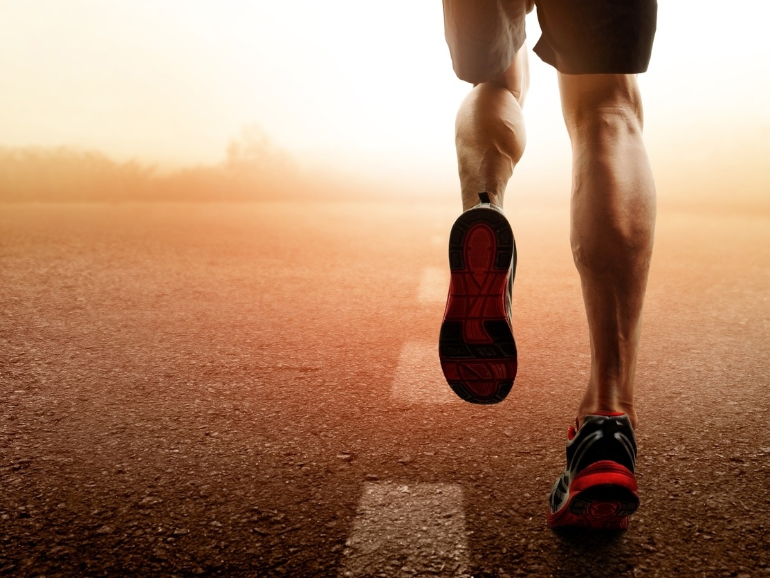 Corrida para trás proporciona benefícios físicos e mentais; veja