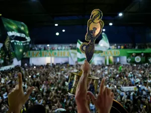 Virada corintiana mancha festa do Atlético em jogo-teste da Arena