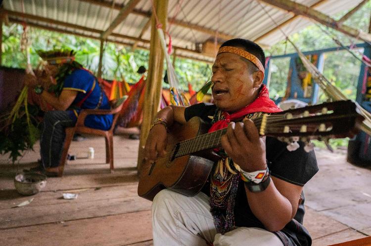 Os Cofan ainda cantam e tocam instrumentos durante os cerimoniais de Yagé - PEDRO PARDO/AFP - PEDRO PARDO/AFP