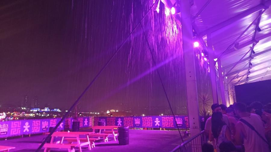 Chuva esvazia espaço aberto de área VIP no Lollapalooza Brasil 2023 - Weslley Neto/Splash