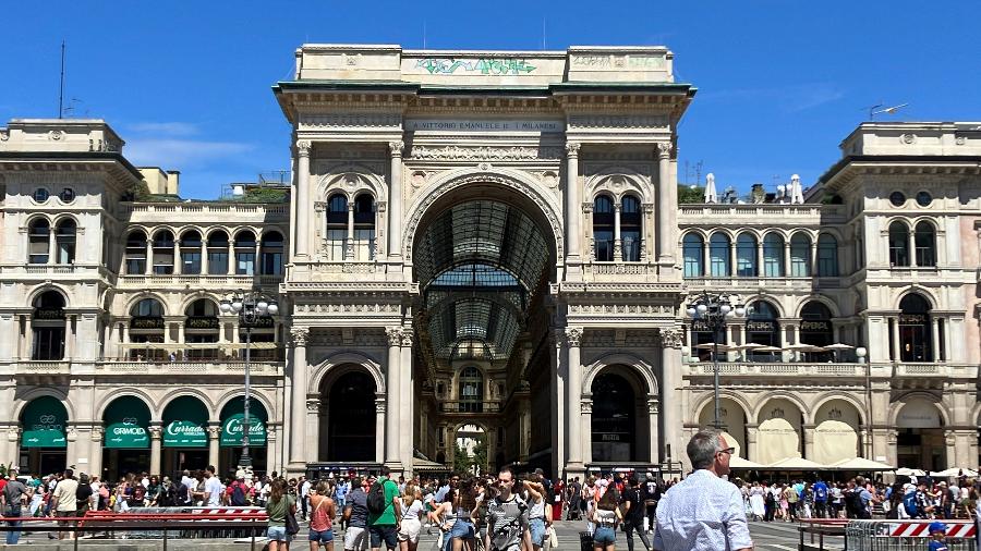 A Galeria Vittorio Emanuele II, símbolo de Milão, amanheceu pichada nesta terça (8) - VIVIANA VENTURI/REUTERS
