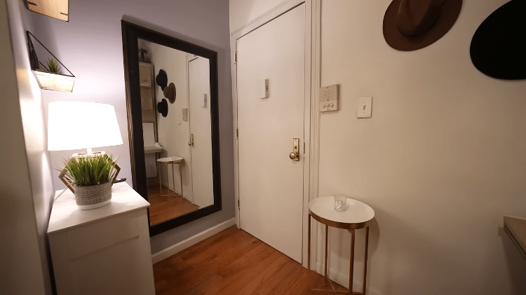 Espelho e armário de sapatos fica logo na entrada do apartamento alugado por Nikki