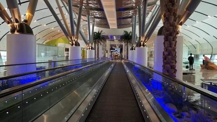 Esteiras do aeroporto são iluminadas por luz de LED na cor azul e têm palmeiras ao redor