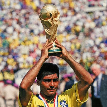 Romário levanta a taça da Copa do Mundo em 1994