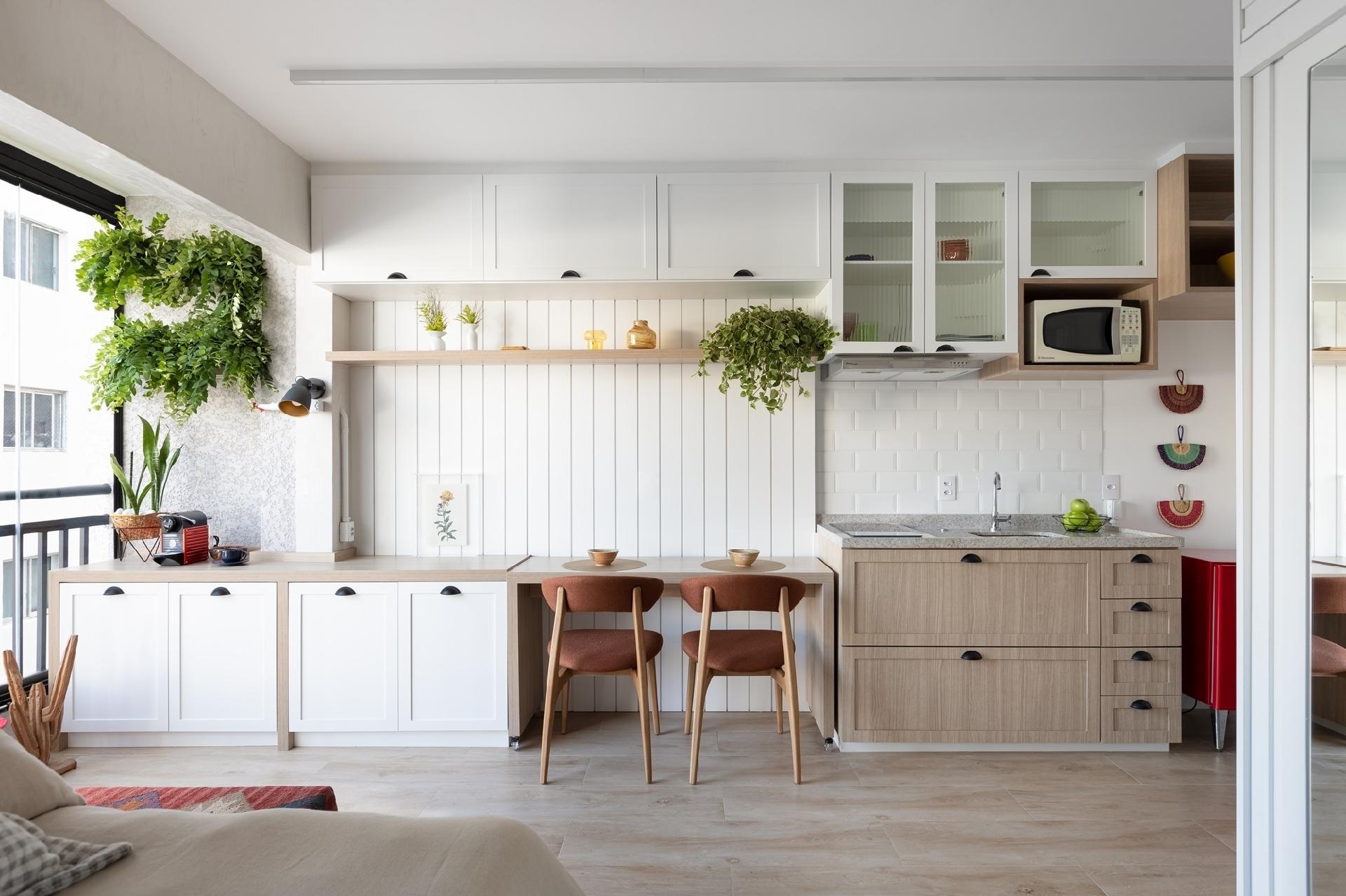 O bairro de Pinheiros, em São Paulo, vive uma efervescência, em um ponto que acessa tudo na cidade facilmente. Está perto de shoppings, programas culturais e restaurantes, motivo pelo qual atrai jovens como a moradora deste apartamento e seu filho pequeno. Na reforma, a ideia era torná-lo prático também para alugar e ter uma renda extra. - Monica Assan/Divulgação