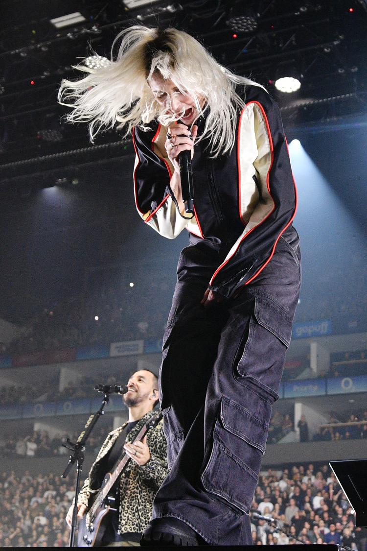 Mike Shinoda e Emily Armstrong, do Linkin Park, em show da 'From Zero World Tour', em setembro de 2024, em Londres