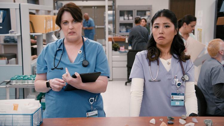 Allison Tolman como Alex e Kahyun Kim como Serena na comédia hospitalar 'St. Denis Medical'