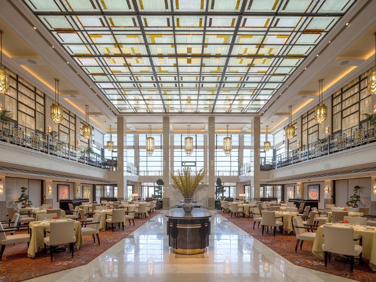 O impressionante restaurante The Lobby: mais de 8 metros de pé direito