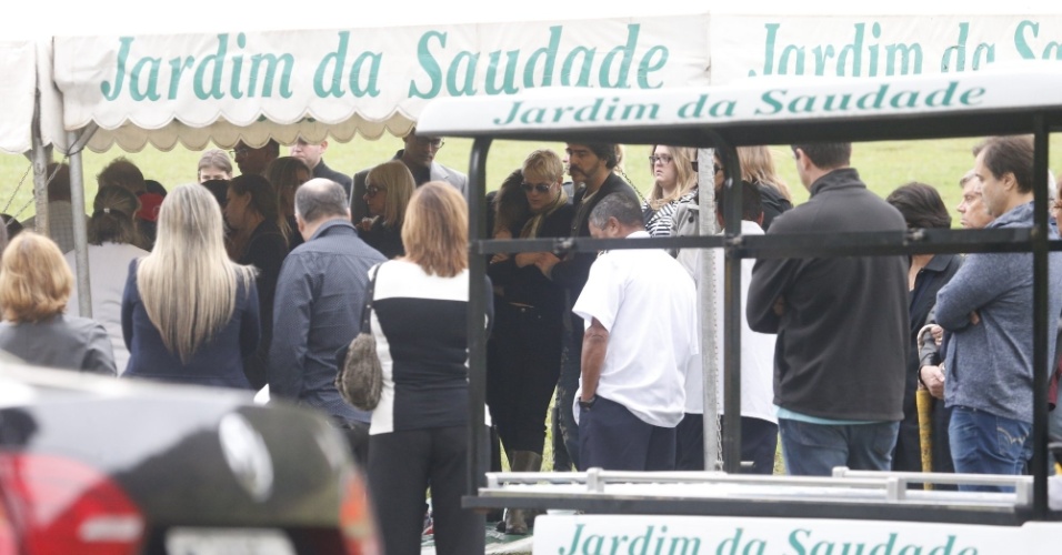 13.set.2015 - Abraçada com Sasha, Xuxa acompanha o sepultamento do irmão Cirano Rojabaglia