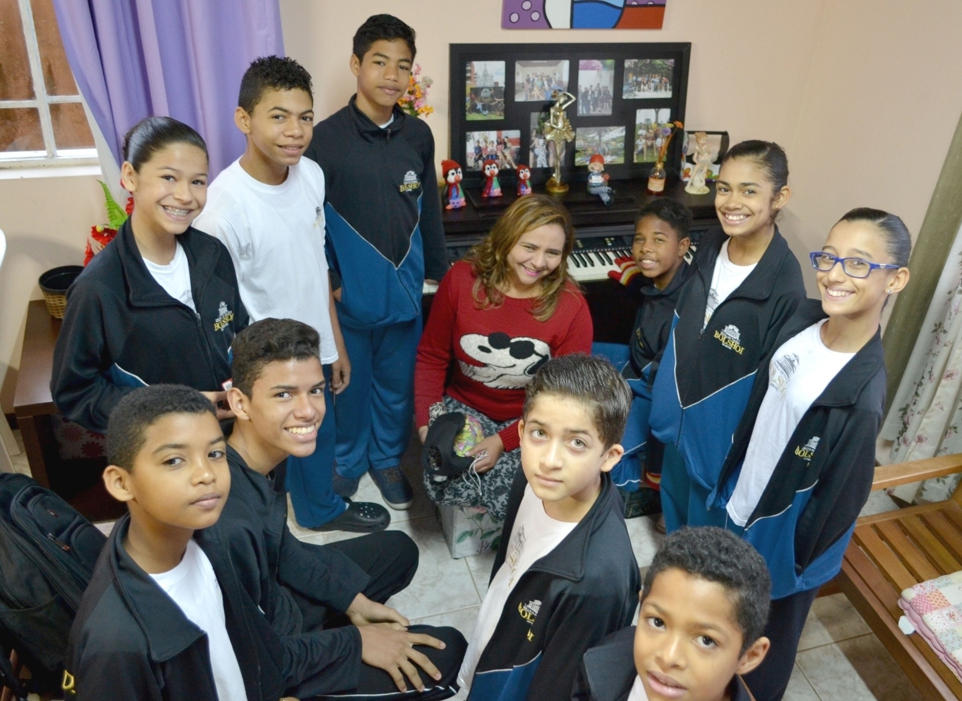 Moradores da Casa do Piauí com a mãe social Rosana Gomes (de vermelho). "Temos várias regras de convivência que foram definidas em assembleia por nós mesmos e precisam ser seguidas: as portas sempre ficam abertas, todos levantam por volta das 6h, cada um lava a sua louça e as roupas íntimas, troca-se no banheiro e arruma a cama antes de sair", enumera a mãe social - Manuela Schneider/Bolshoi