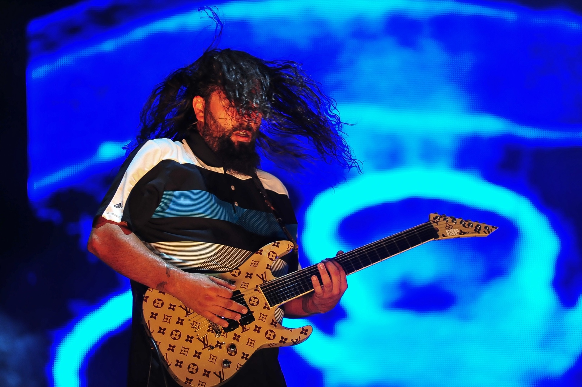 24.set.2015 - O guitarrista do Deftones, Stephen Carpenter, com guitarra com símbolos da Louis Vuitton no show do Rock in Rio 2015 - Ilan Pellemberg/Agência Estado