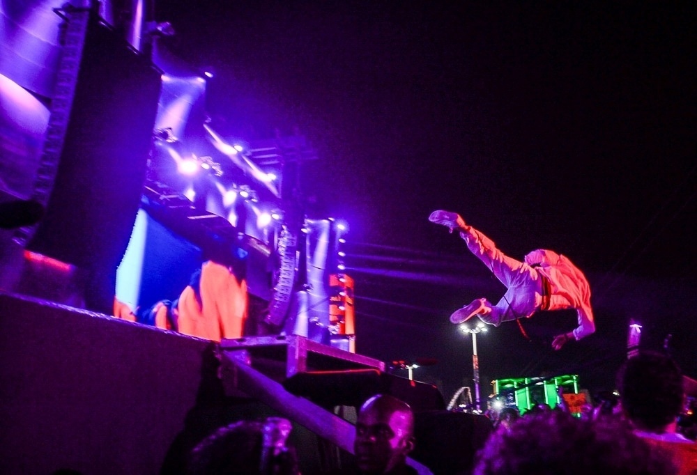 25.set.2015 - Mike Patton, vocalista do Faith No More, fez um "stage dive" no final da música "Caffeine", e foi escoltado de volta ao palco pelos seguranças, durante o quinto dia do Rock in Rio 2015. - Francisco Cepeda/AGNews