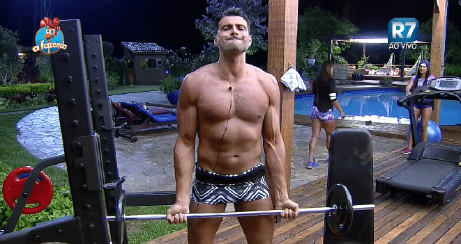 7.out.2015 - JP é um dos peões mais dedicados quando a tarefa é malhar - Reprodução/Record