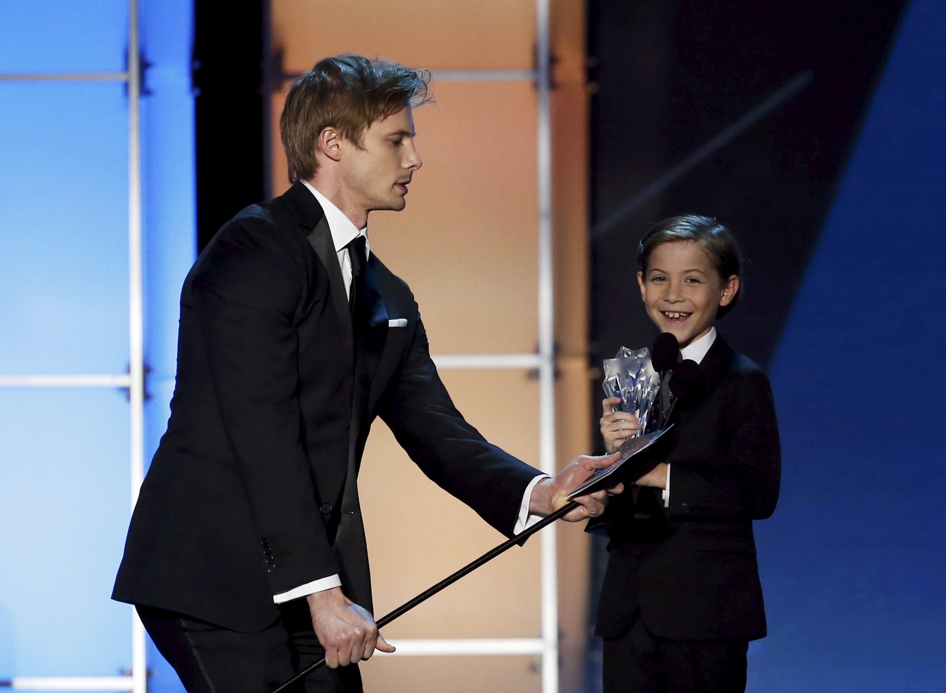 O apresentador Bradley Jame segura o microfone Jacob Tremblay, melhor atuação jovem por "O Quarto de Jack" - REUTERS/Mario Anzuoni
