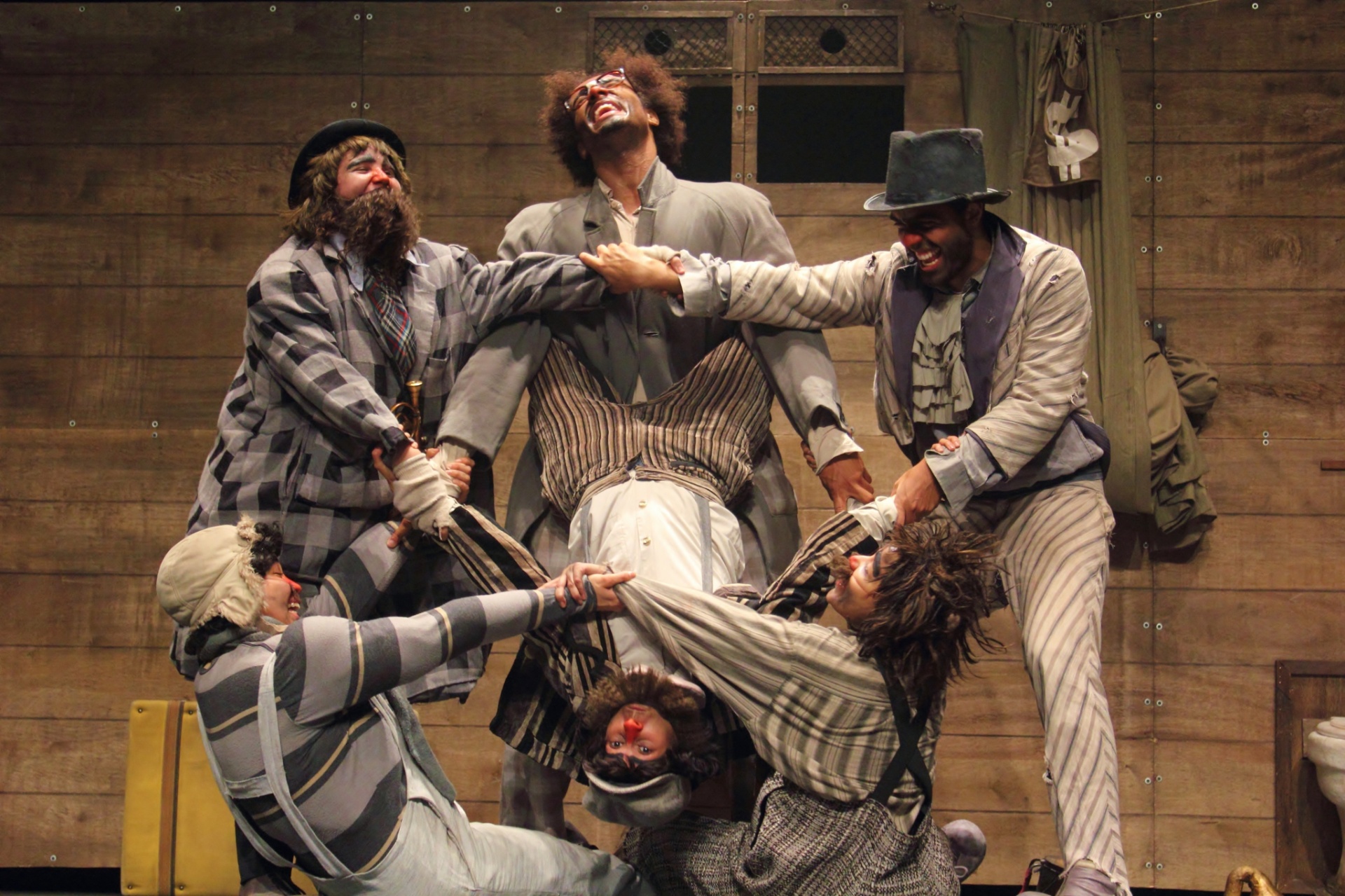 Espetáculo "Holoclownsto", da cia carioca Troupp Pas D'argent - Divulgação