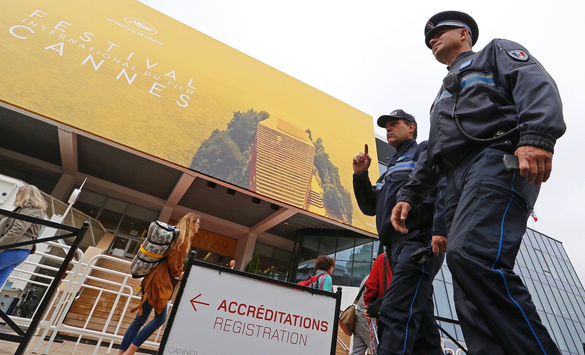11.mai.2016 - Polícia francesa faz ronda no Palácio dos Festivais, em Cannes. Ao todo, 200 policiais armados já andam pelas ruas com uniforme militar ostentando seus fuzis, algo inédito na cidade - REUTERS/Yves Herman