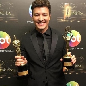 Rodrigo Faro posa com as estatuetas do Troféu Imprensa  - Reprodução/Instagram/rodrigofaro