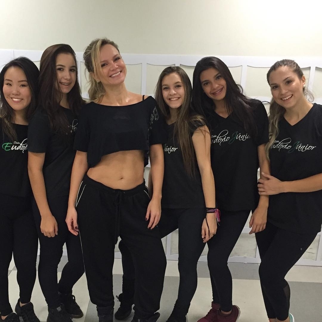 18.mai.2016 - Eliana vai dançar "Bang", de Anitta, em seu programa no SBT. A apresentadora publicou em seu perfil no Instagram uma foto ao lado de bailarinas que ensinaram a coreografia e aproveitou para cutucar Rodrigo Faro, seu concorrente aos domingos na TV: "Eu prometi e agora vai: 'Eliana Dança Bang'. Entrei no ensaio do 'Dance se Puder', e as bailarinas me ensinaram a coreografia da Anitta. É muito difícil!!! 'Gzuis'!! Domingo tem 'Dança Gatinha'!!! Mentira, Faro, é só uma brincadeira" - Reprodução/Instagram/blogdaeliana