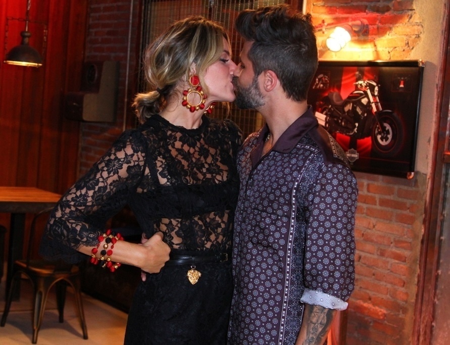 25.ago.2016 - Bruno Gagliasso beija sua mulher, Giovanna Ewbank, na festa de lançamento de "Sol Nascente" - Anderson Borde/AgNews