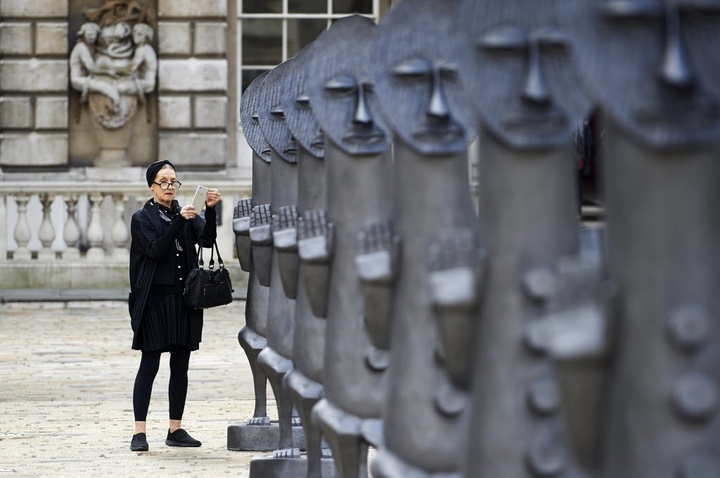4.out.2016 - Instalação "Negro e Azul: O Homem Invisível e a Máscara da Negritude", do artista Zak Ove, no pátio de um antigo palácio real de Londres - AFP