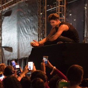 Leo Regis (Rafael Vitti) e suas fãs em "Rock Story" - Cesar Alves/TV Globo - Cesar Alves/TV Globo