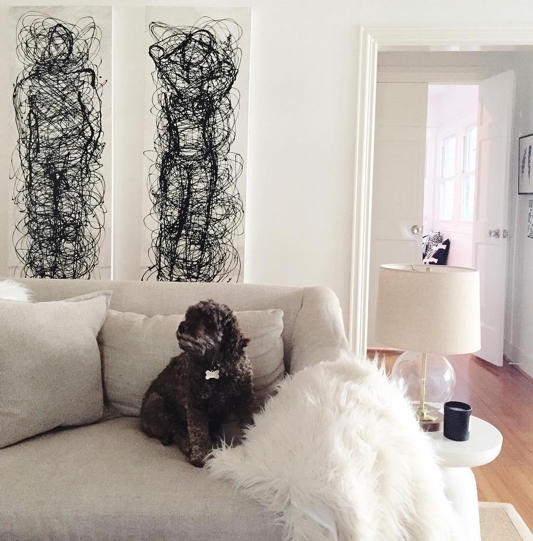 A cachorrinha Coco adorou o cantinho felpudo ao lado do sofá e a composição "black and white" da decoração ficou completa com a fofura canina - Instagram/@home_and_abroad