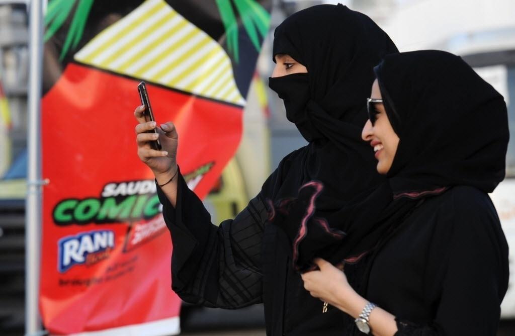 Fayez Nureldine/AFP Photo - Jovem tira foto durante a Comic Con na Arábia Saudita