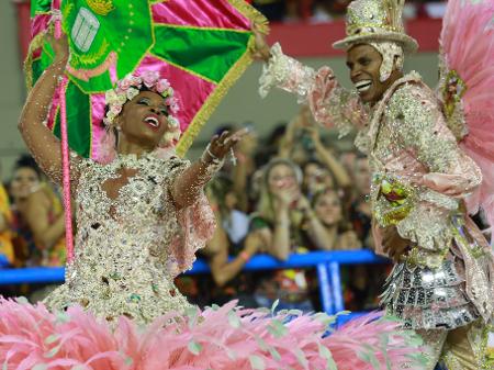 27.fev.2017 - A Estação Primeira de Mangueira encerrou o desfile do Grupo Especial das escolas de samba do Rio de Janeiro, na Marquês de Sapucaí - Douglas Shneider/UOL