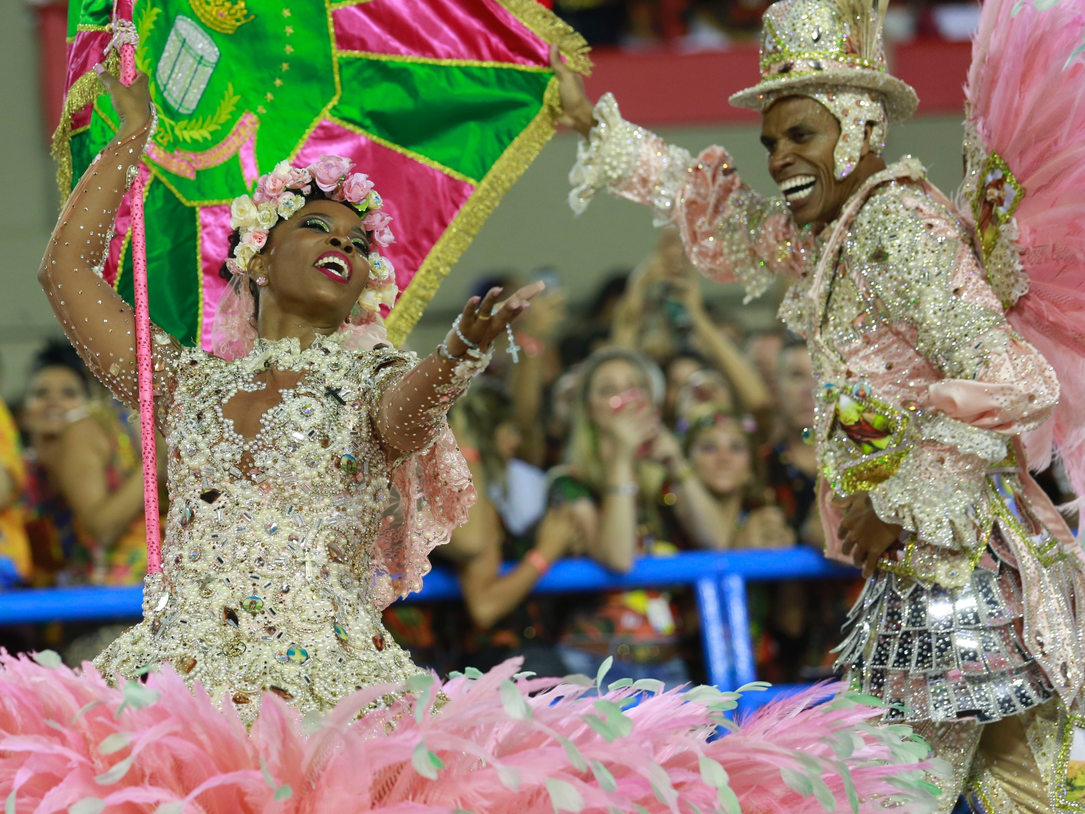 Estação Primeira de Mangueira: veja a letra e ouça o samba-enredo do  carnaval 2018, Carnaval 2018 no Rio de Janeiro