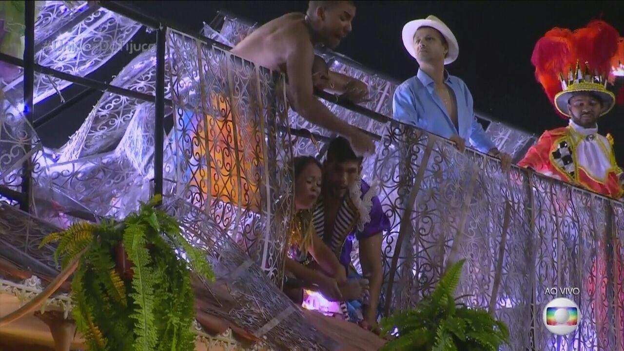 Integrantes da Unidos da Tijuca pedem socorro após acidente em carro alegórico - Reprodução/TV Globo