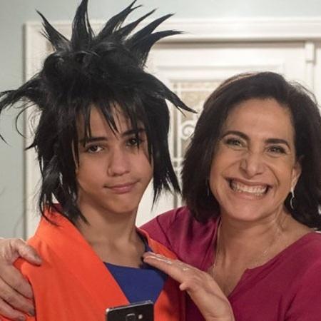 Yuri, vestido como "Goku", de "Dragon Ball", ao lado de sua mãe Heleninha em "A força do querer" - Foto: Estevam Avellar/Rede Globo